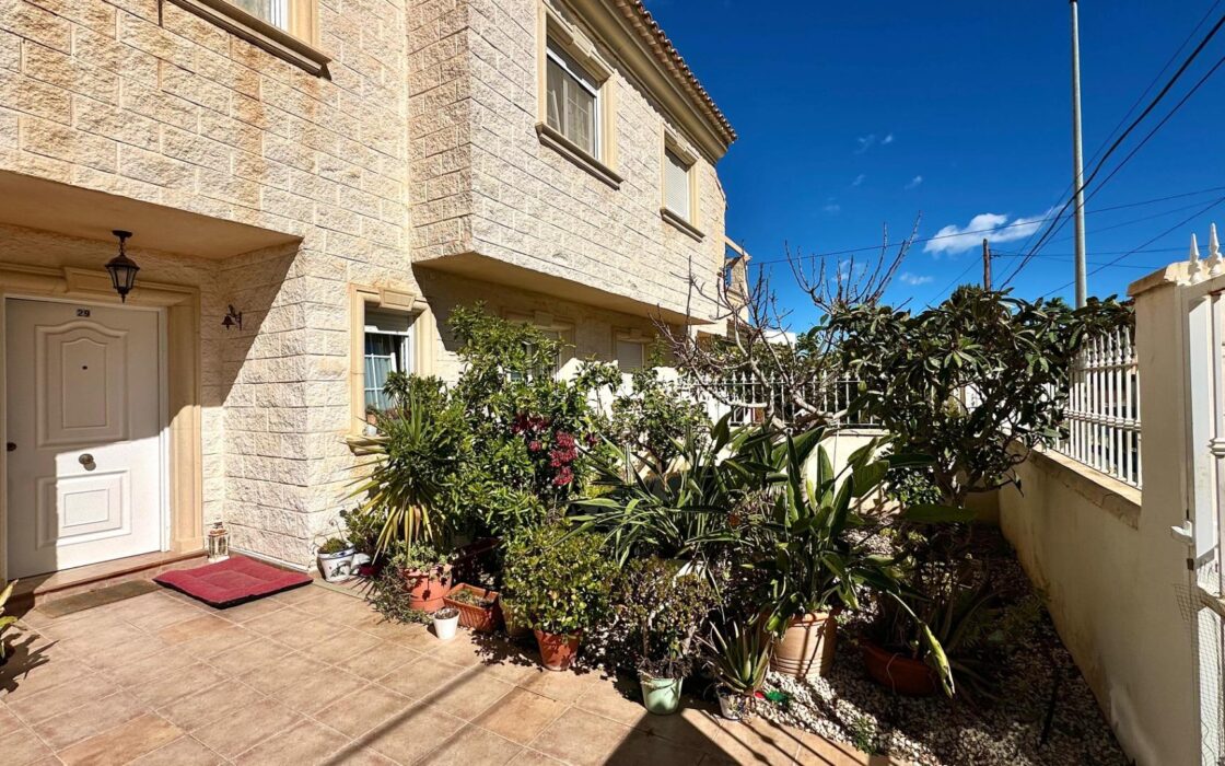 Таунхаус в Альбире 306 кв.м с садом в 15 минутах от пляжа