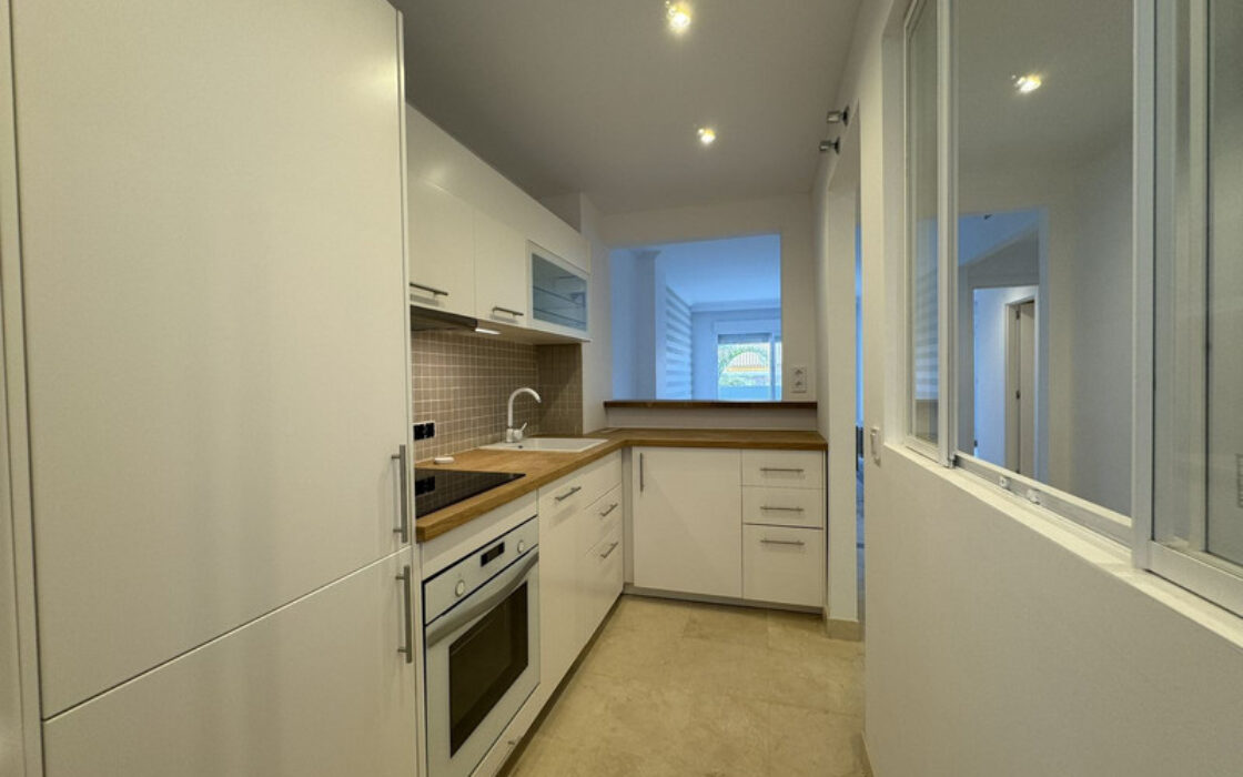 Квартира в Михасі з терасою та видом на море 80 кв.м