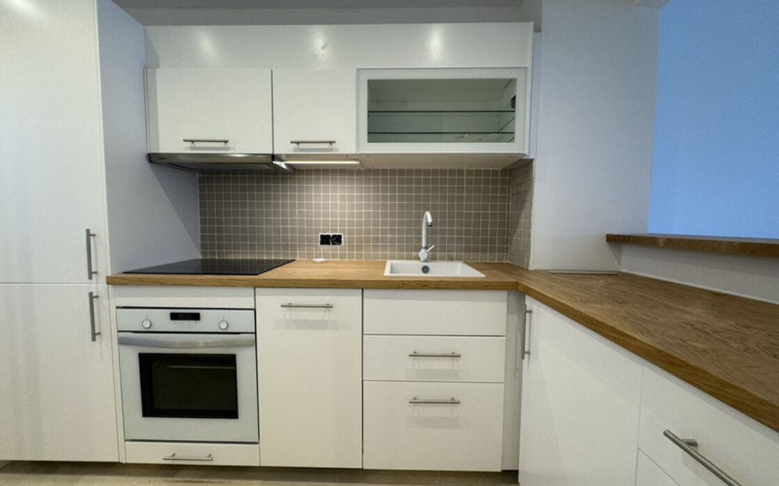 Квартира в Михасі з терасою та видом на море 80 кв.м