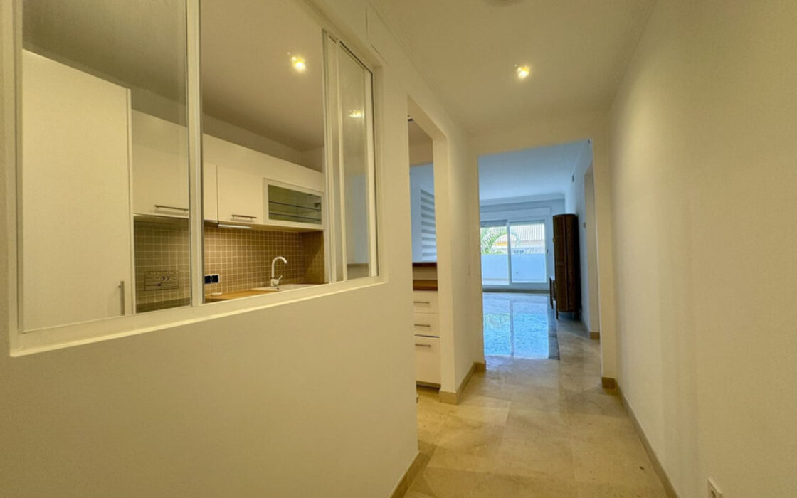 Квартира в Михасі з терасою та видом на море 80 кв.м