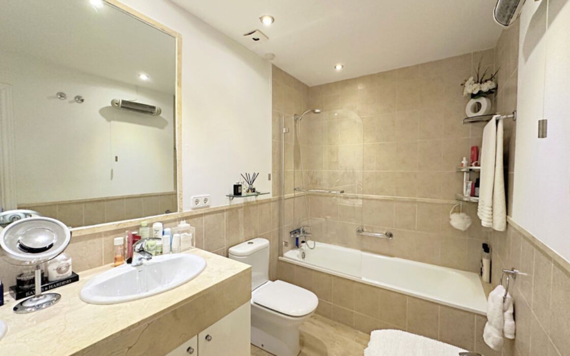 Просторні апартаменти в Естепоні з терасою біля моря 90 кв.м