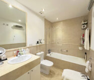 Просторні апартаменти в Естепоні з терасою біля моря 90 кв.м