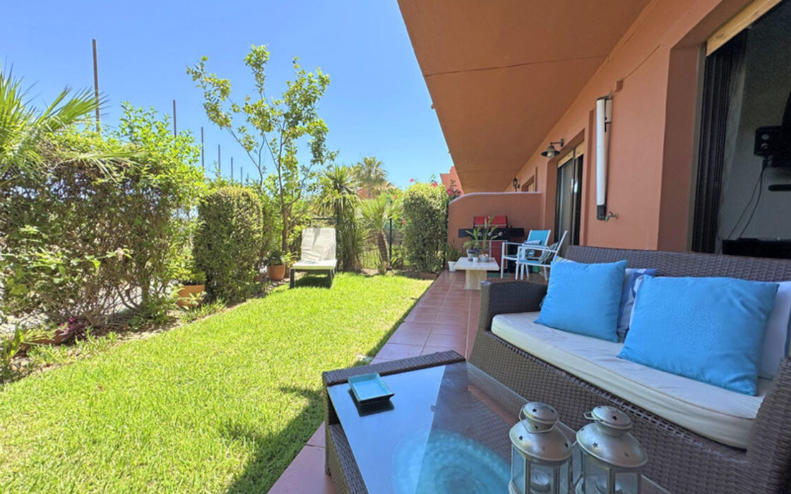 Просторні апартаменти в Естепоні з терасою біля моря 90 кв.м