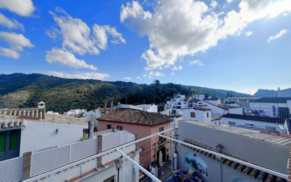 Просторна квартира в Бенахависі з панорамним видом 124 кв.м