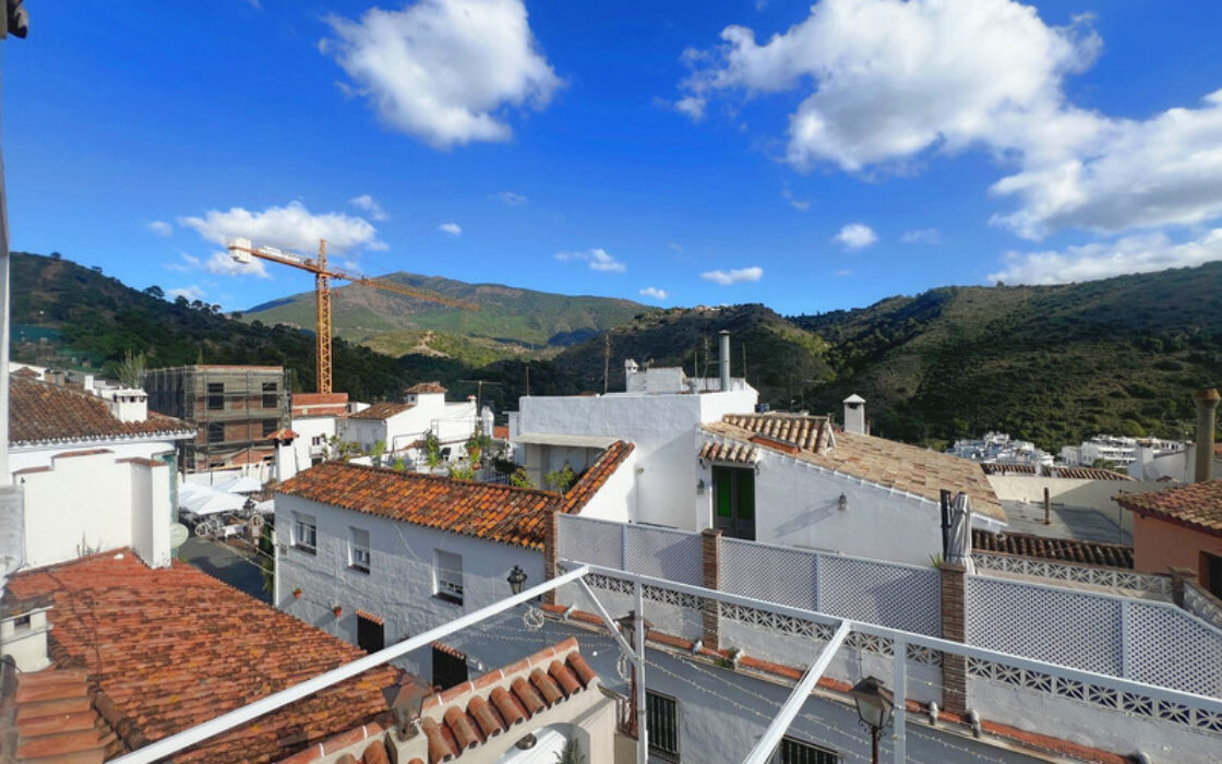 Просторна квартира в Бенахависі з панорамним видом 124 кв.м