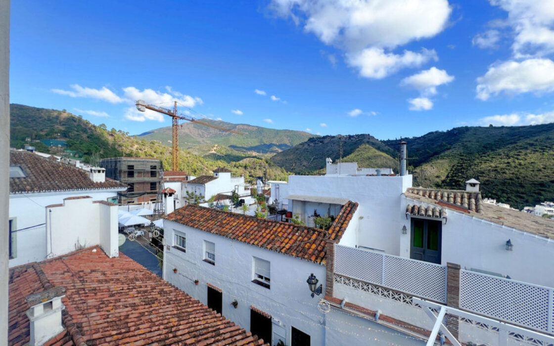 Просторна квартира в Бенахависі з панорамним видом 124 кв.м