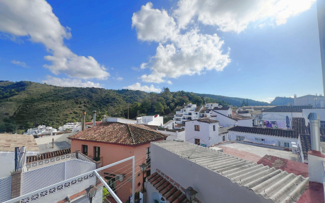 Просторна квартира в Бенахависі з панорамним видом 124 кв.м