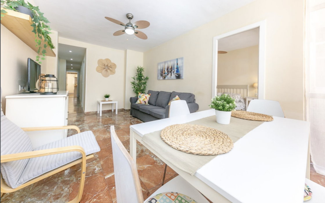 Квартира 2 кімнати в центрі Фуенхіроли, 130 м до моря