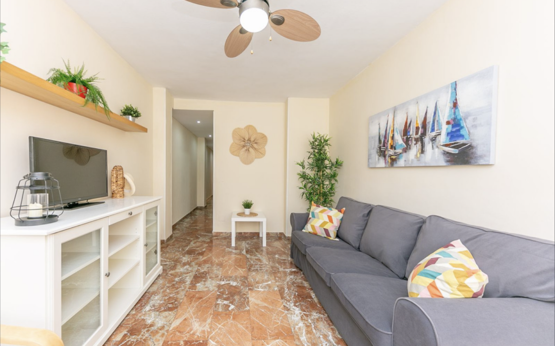 Квартира 2 кімнати в центрі Фуенхіроли, 130 м до моря