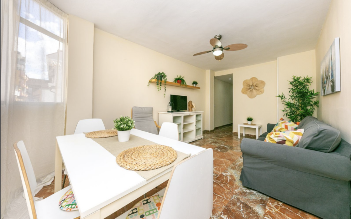 Квартира 2 кімнати в центрі Фуенхіроли, 130 м до моря