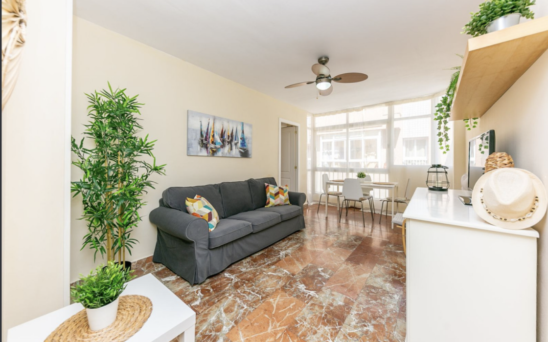 Квартира 2 кімнати в центрі Фуенхіроли, 130 м до моря