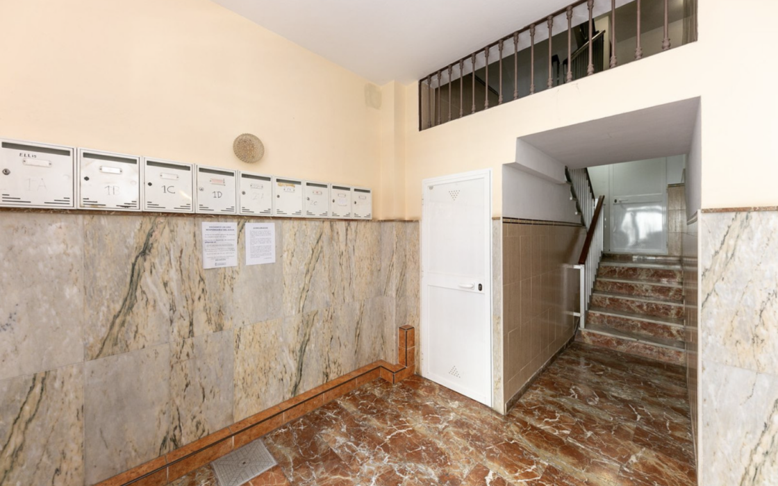 Квартира 2 кімнати в центрі Фуенхіроли, 130 м до моря