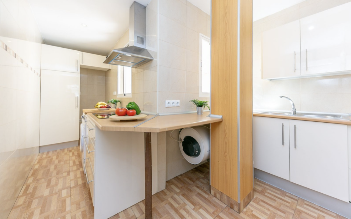 Квартира 2 кімнати в центрі Фуенхіроли, 130 м до моря