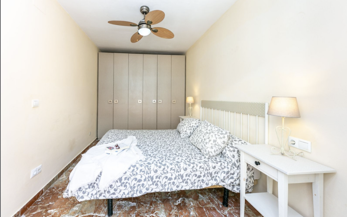 Квартира 2 кімнати в центрі Фуенхіроли, 130 м до моря