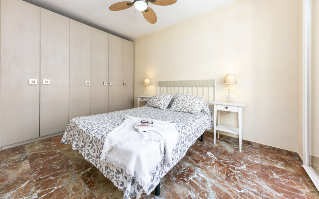 Квартира 2 кімнати в центрі Фуенхіроли, 130 м до моря