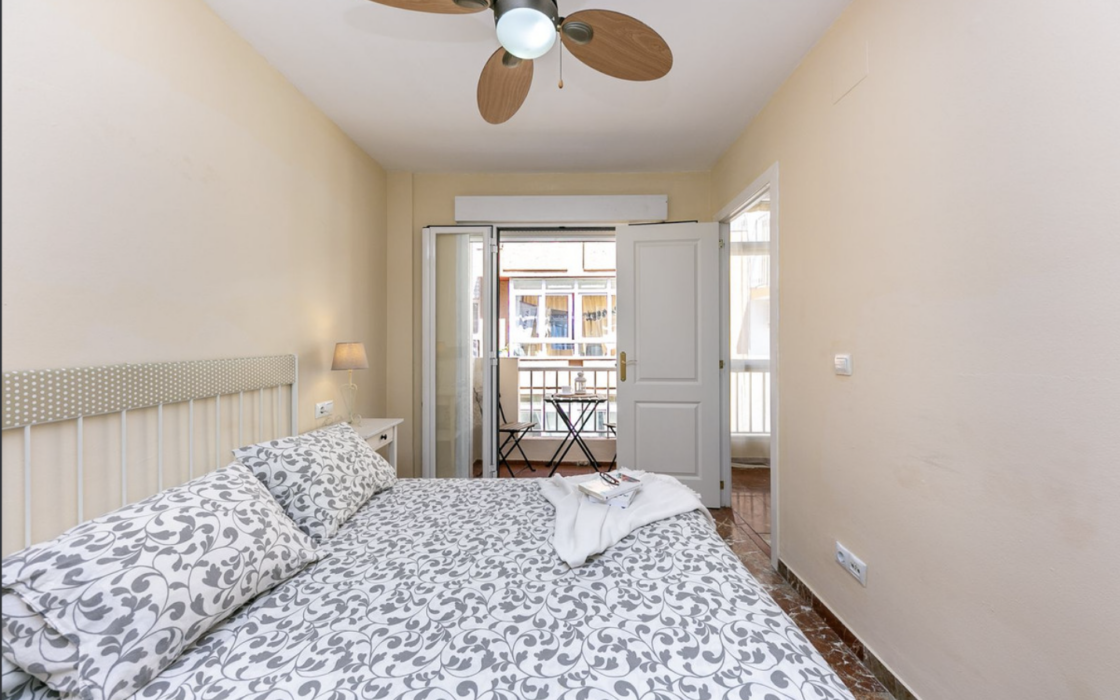 Квартира 2 кімнати в центрі Фуенхіроли, 130 м до моря