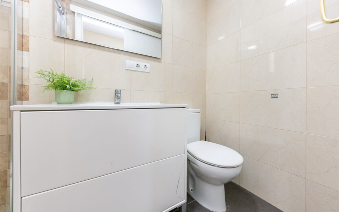 Квартира 2 кімнати в центрі Фуенхіроли, 130 м до моря