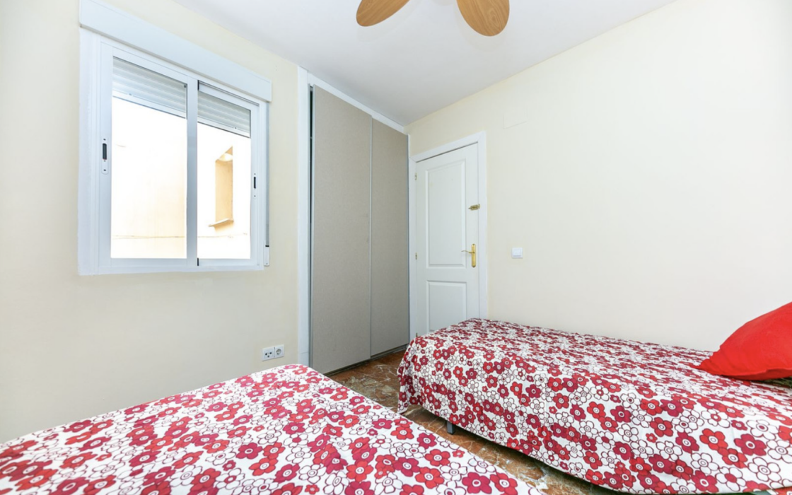 Квартира 2 кімнати в центрі Фуенхіроли, 130 м до моря