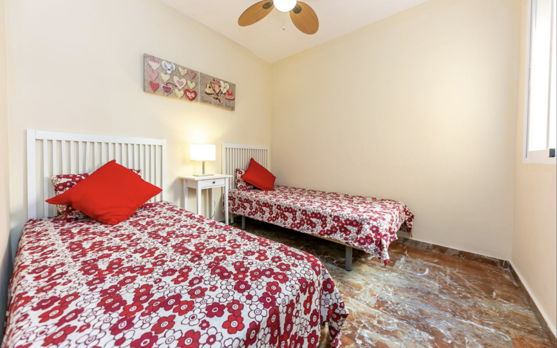 Квартира 2 кімнати в центрі Фуенхіроли, 130 м до моря