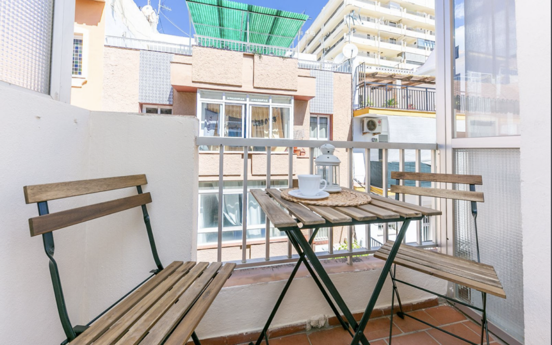 Квартира 2 кімнати в центрі Фуенхіроли, 130 м до моря