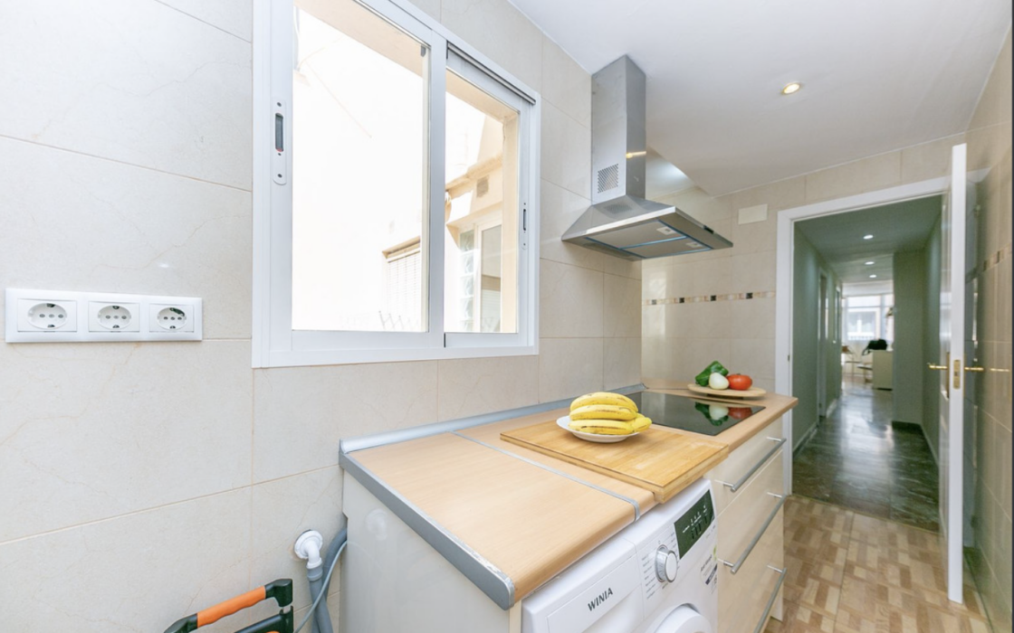 Квартира 2 кімнати в центрі Фуенхіроли, 130 м до моря