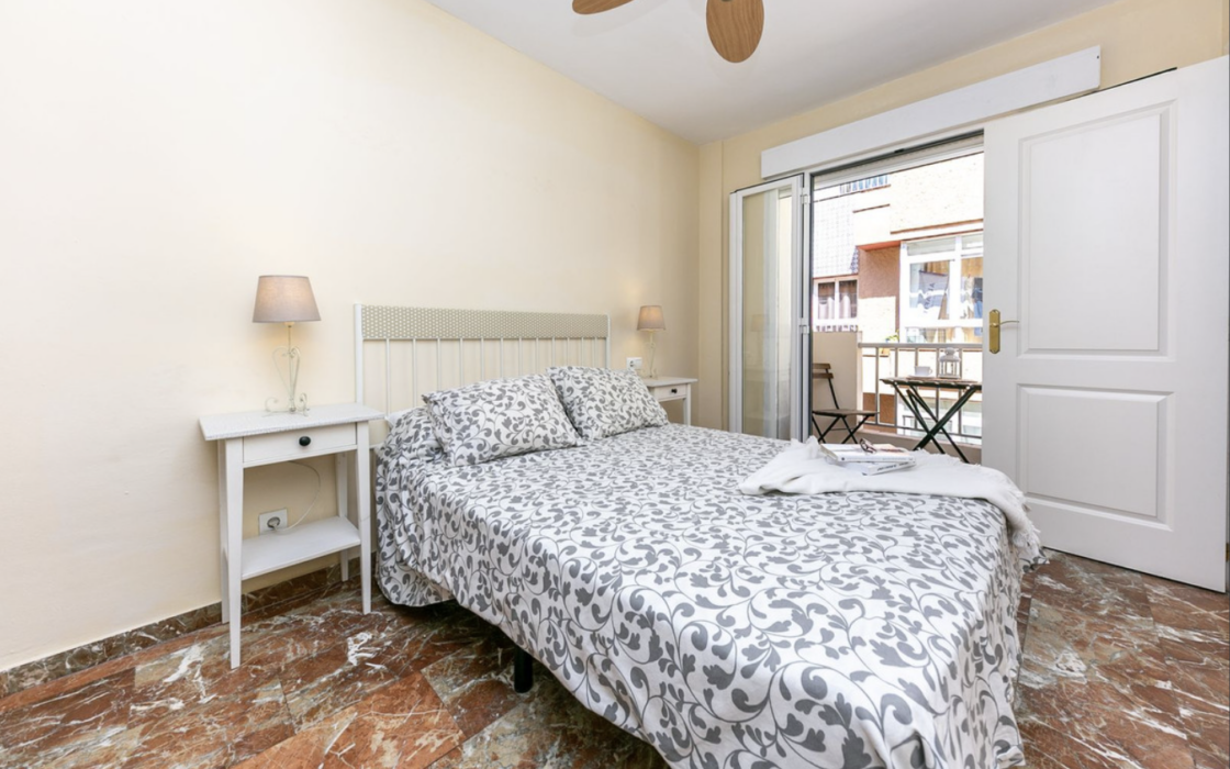 Квартира 2 кімнати в центрі Фуенхіроли, 130 м до моря