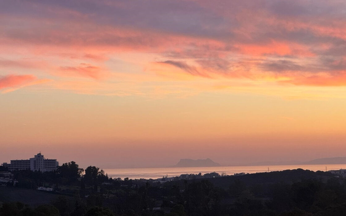 Квартира 3+2 в Естепоні з терасою 100 кв.м біля моря