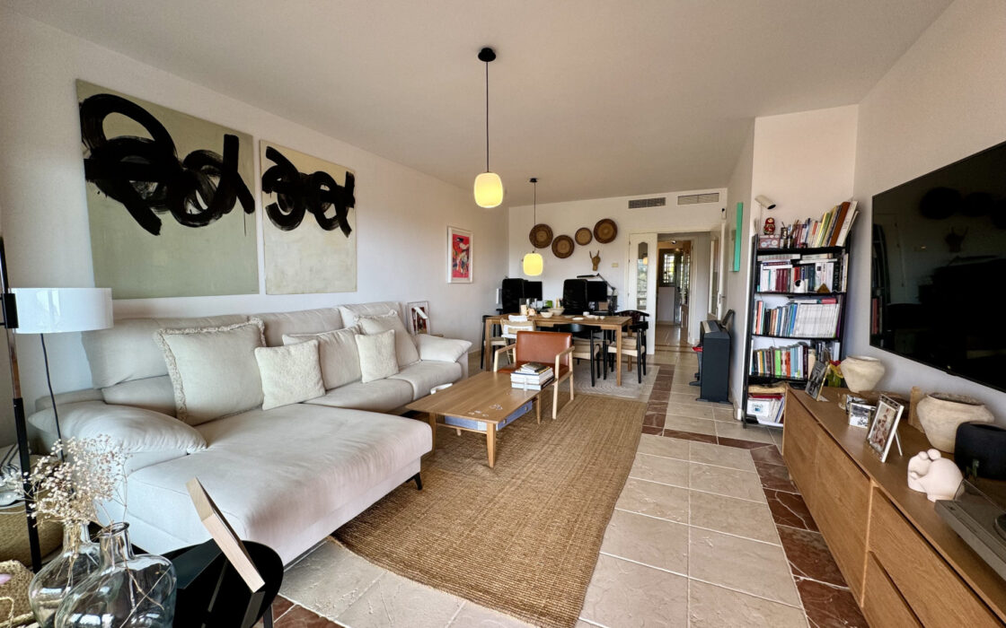 Квартира 3+2 в Естепоні з терасою 100 кв.м біля моря