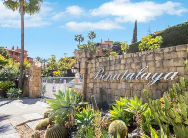 Квартира 3+2 в Естепоні з терасою 100 кв.м біля моря