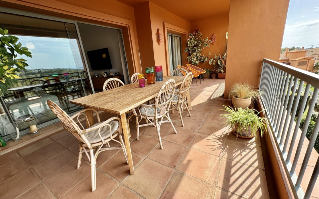 Квартира 3+2 в Естепоні з терасою 100 кв.м біля моря