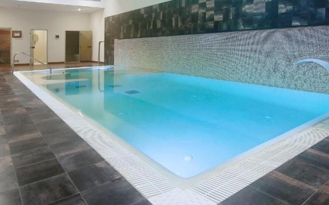 Квартира 3+2 в Естепоні з терасою 100 кв.м біля моря