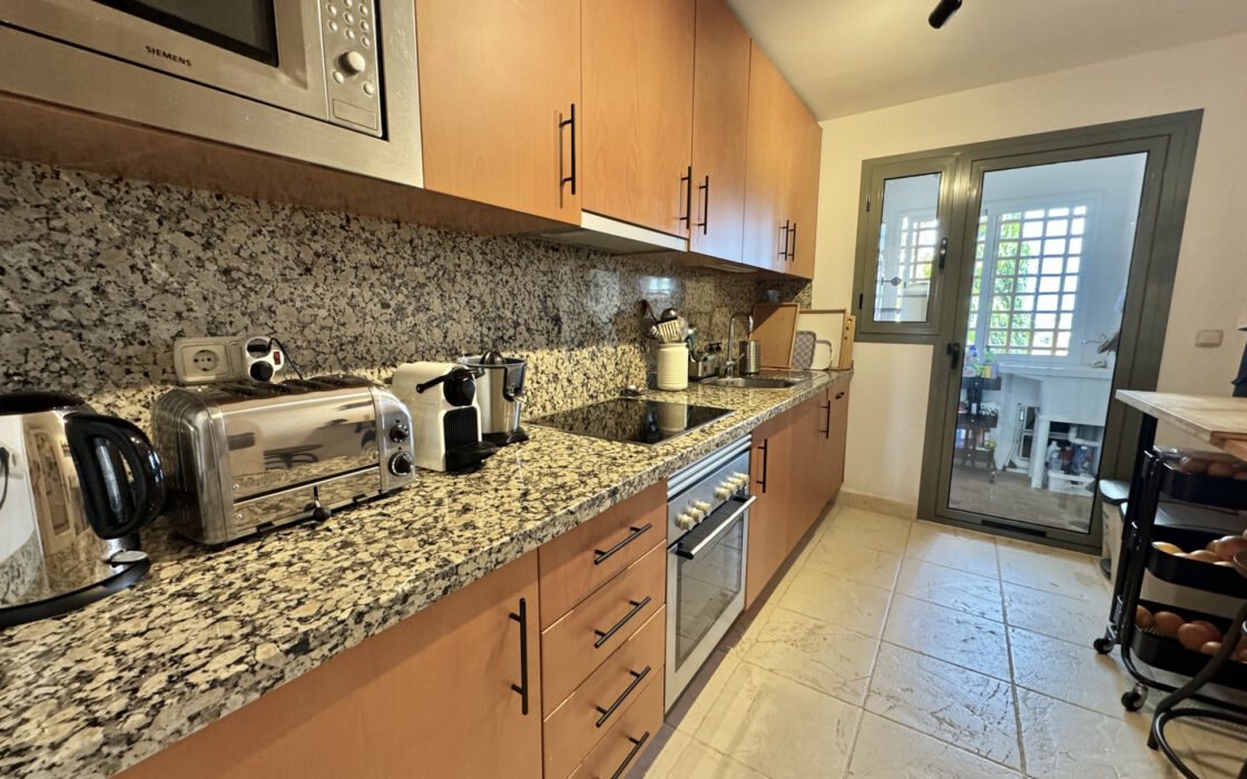 Квартира 3+2 в Естепоні з терасою 100 кв.м біля моря