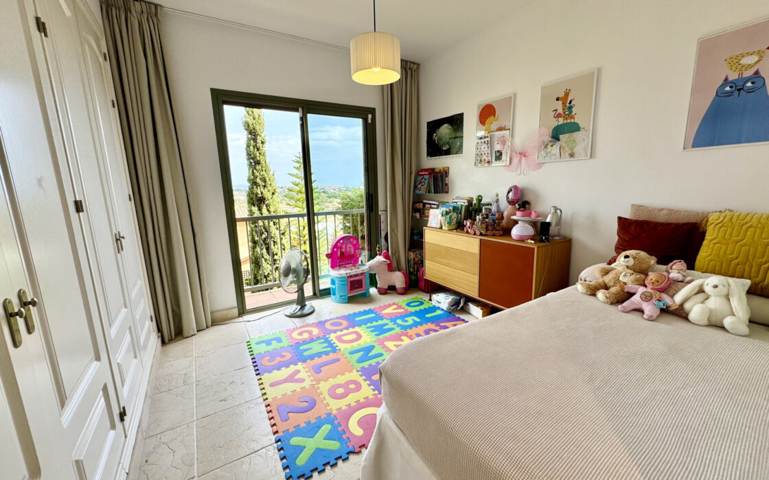 Квартира 3+2 в Естепоні з терасою 100 кв.м біля моря