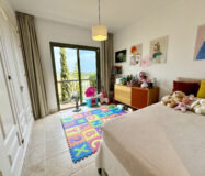 Квартира 3+2 в Естепоні з терасою 100 кв.м біля моря