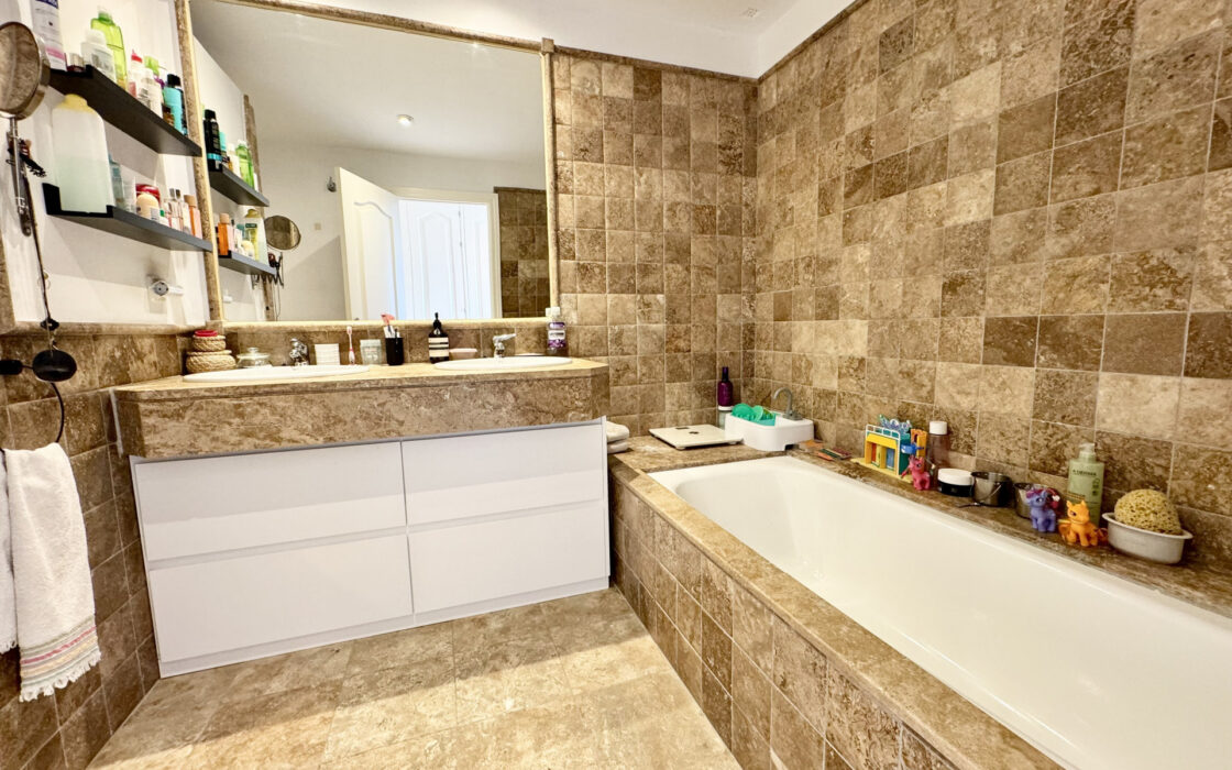 Квартира 3+2 в Естепоні з терасою 100 кв.м біля моря