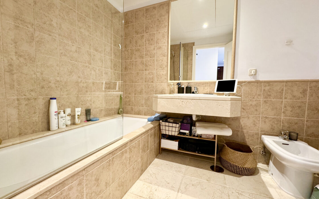 Квартира 3+2 в Естепоні з терасою 100 кв.м біля моря