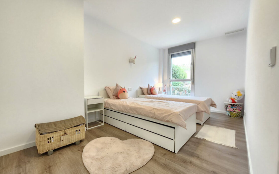 Апартаменти в Естепоні з терасою, 174 кв.м, 1 кімната