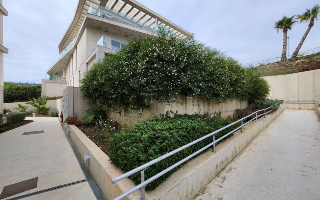 Апартаменти в Естепоні з терасою, 174 кв.м, 1 кімната