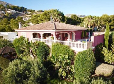 Тиха вілла в Альтеа біля моря з терасою та басейном