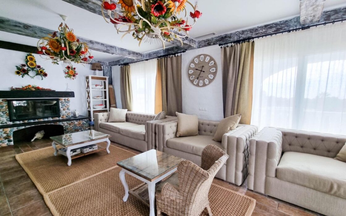 Простора вілла з видом на море в Морайрі 380 кв.м