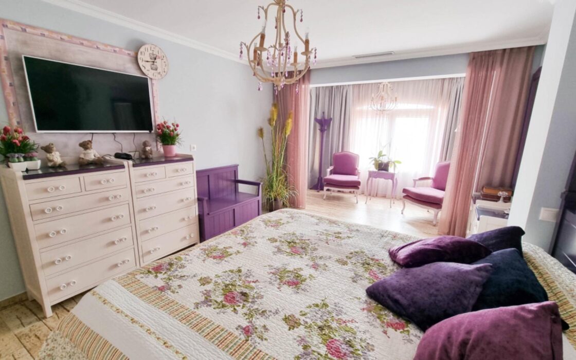 Простора вілла з видом на море в Морайрі 380 кв.м