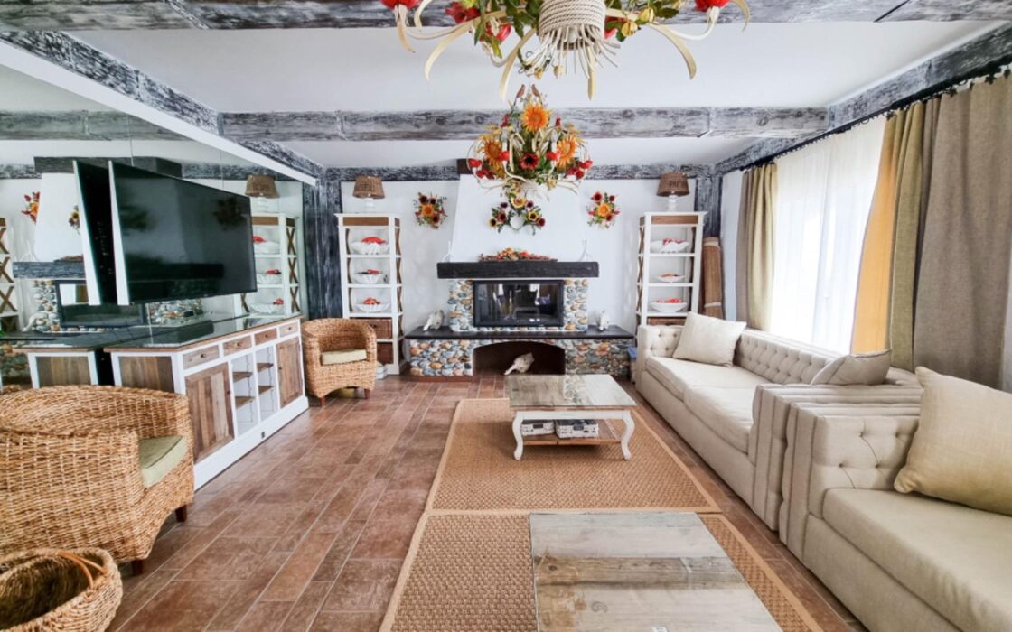 Простора вілла з видом на море в Морайрі 380 кв.м