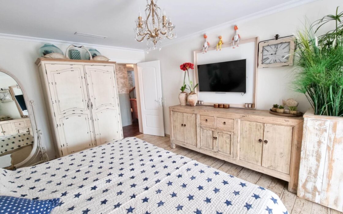 Простора вілла з видом на море в Морайрі 380 кв.м