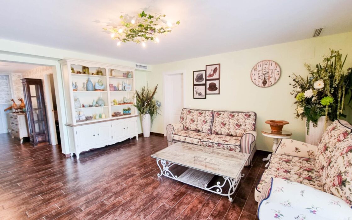 Простора вілла з видом на море в Морайрі 380 кв.м