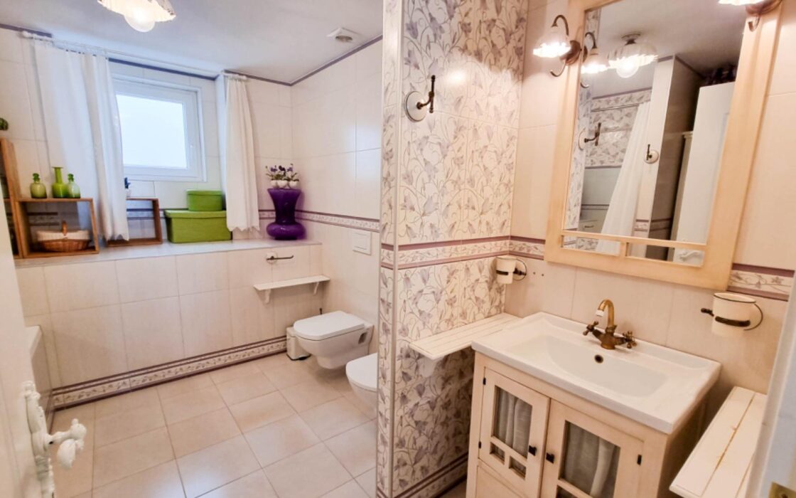 Простора вілла з видом на море в Морайрі 380 кв.м