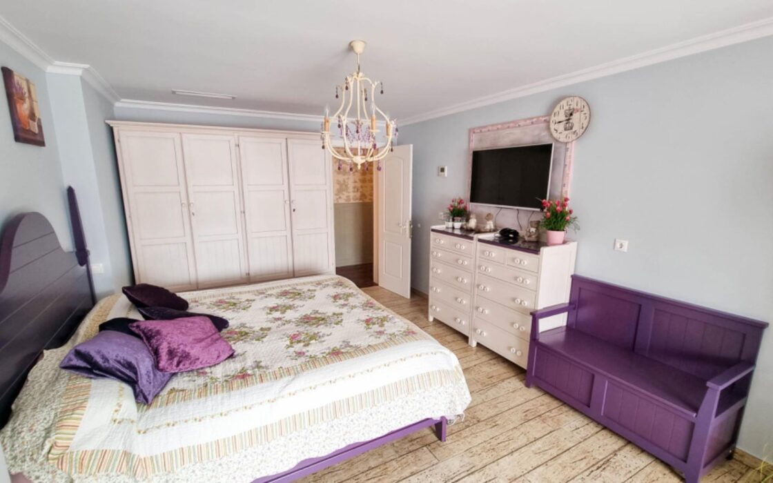 Простора вілла з видом на море в Морайрі 380 кв.м