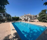 Эффектная вилла в Сьюдад-Кесада с бассейном и видом 236 кв.м