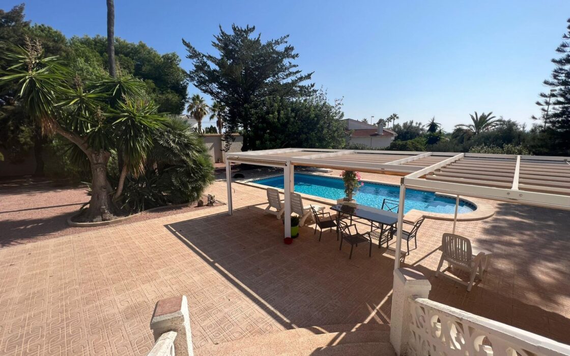 Эффектная вилла в Сьюдад-Кесада с бассейном и видом 236 кв.м