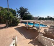 Эффектная вилла в Сьюдад-Кесада с бассейном и видом 236 кв.м