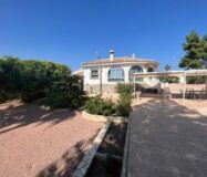 Эффектная вилла в Сьюдад-Кесада с бассейном и видом 236 кв.м